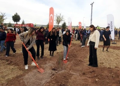 Kilis’te “Çiftçiye Hayat Olsun” Projesi Kapsamında 10 bin fidan toprakla buluştu