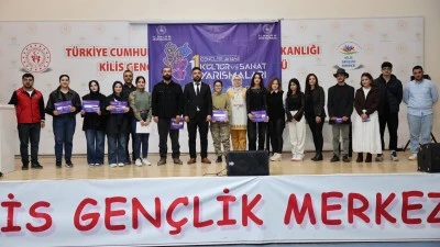 Kilis&rsquo;te gen&ccedil;ler sahnede parladı! Tiyatro yarışmasına yoğun ilgi