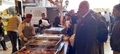 Kilis&rsquo;te Hayırsever İşadamından şehrin merkezinde yemek ikramı