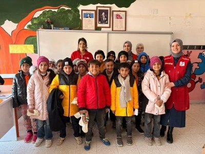 Kilis’te İlkokul Öğrencilerine Kızılay’dan Mont ve Bere Desteği