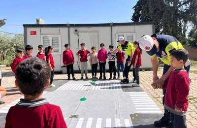 Kilis&rsquo;te jandarmadan minik &ouml;ğrencilere trafik eğitimi