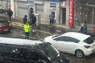Kilis&rsquo;te kar altında trafik mesaisi! Polis canla başla g&ouml;rev başında