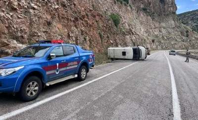Kilis&rsquo;te minib&uuml;s devrildi: 2 yaralı