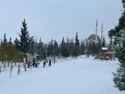 Kilis&rsquo;te &ouml;zlemle beklenen kar şehri beyaza b&uuml;r&uuml;d&uuml;