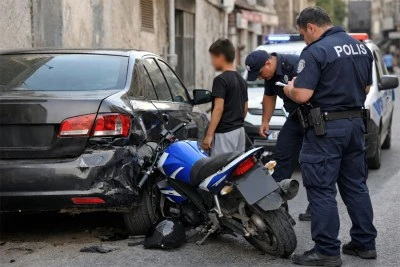Kilis&rsquo;te park halindeki araca motosiklet &ccedil;arptı s&uuml;r&uuml;c&uuml; &ccedil;ocuk &ccedil;ıktı
