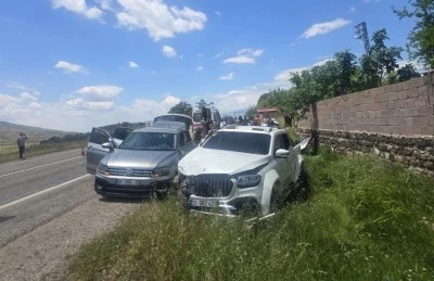 Kilis&rsquo;te Pikap ile Otomobil &Ccedil;arpıştı: 9 Yaralı