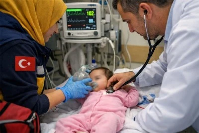 Kilis&rsquo;te talihsiz olay: Bebek yataktan d&uuml;şerek yaralandı