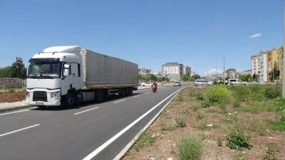 Kilis'te tır ile &ccedil;arpışan motosikletteki 2 kişi ağır yaralandı