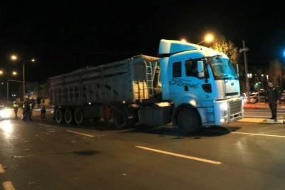 Kilis&rsquo;te Tır ile Motosiklet &Ccedil;arpıştı: 2 Kişi Ağır Yaralandı