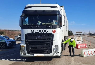Kilis&rsquo;te y&uuml;k ve yolcu taşıyan ara&ccedil;lara kış lastiği denetimi