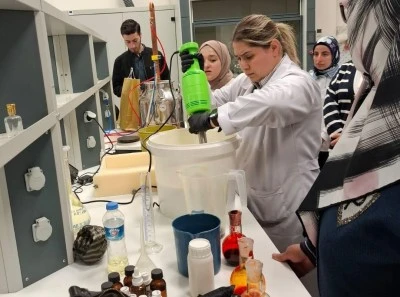 KİY&Uuml;&rsquo;de uluslararası &ouml;ğrencilerle &ldquo;Zeytinyağlı Sabun Yapımı At&ouml;lyesi&rdquo; ger&ccedil;ekleştirildi