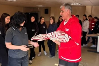 Kızılay&rsquo;dan Şehit Hasan &Ouml;z&uuml;berk Anadolu Lisesi &Ouml;ğrencilerine Kıyafet Desteği