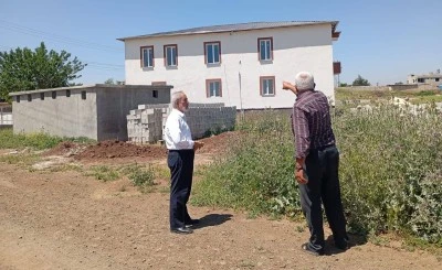 M&uuml;ft&uuml; Bozkurt, Karamelik ve G&uuml;veli k&ouml;ylerindeki cami ve lojman inşaatlarını inceledi