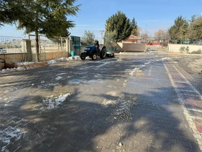 &Ouml;ğrenci Velisi Okul İdaresinin Talebi &Uuml;zerine Okul Bah&ccedil;esinin Kardan Temizliğine Katkı Sağladı