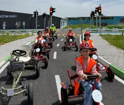 &Ouml;ğrencilerden trafik kurallarına uygulamalı eğitim