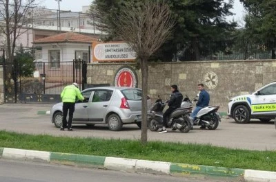 Okul &ccedil;evrelerinde denetim hız kesmeden devam ediyor