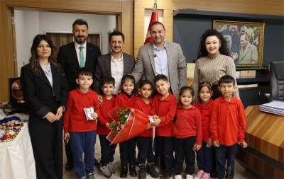 Okul &ouml;ncesi miniklerden Hakan amcalarına ziyaret