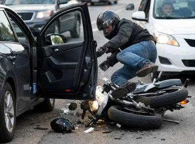 Park halindeki ara&ccedil;tan a&ccedil;ılan kapı kazaya neden oldu: 2 yaralı