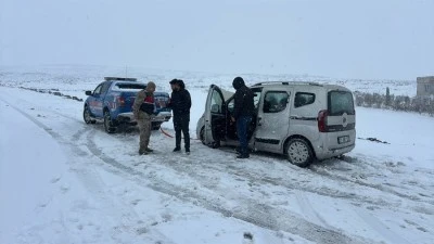 Polateli&rsquo;nde kar yağışına karşı ekipler sahada