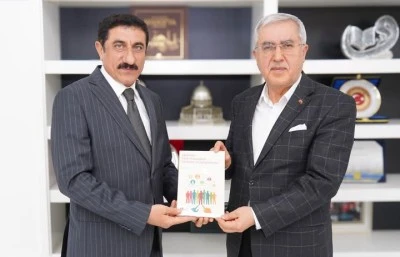 Prof. Dr. Niyazi Can, Rektör Akman’a kitap takdiminde bulundu