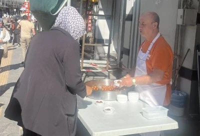 Rahmetli Başkan Abdi Bulut i&ccedil;in lokma tatlısı dağıtıldı