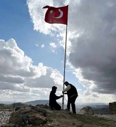 Ravanda Kalesi&rsquo;nde bayrak yeniden g&ouml;ndere &ccedil;ekildi