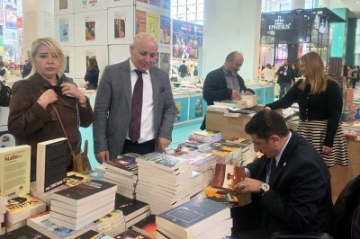 Rekt&ouml;r Akman, Ankara Kitap Fuarı&rsquo;nda okurlarıyla buluştu