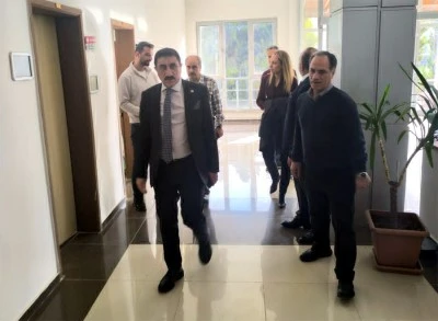 Rekt&ouml;r Akman, ilahiyat fak&uuml;ltesini ziyaret etti