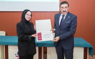 Rekt&ouml;r Akman, Makale Yarışması Sonu&ccedil; T&ouml;reni'nde &ouml;ğrencilerle bir araya geldi