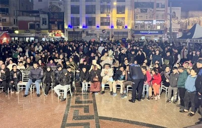 Soğuk havaya rağmen Cumhuriyet Meydanındaki konsere yoğun katılım