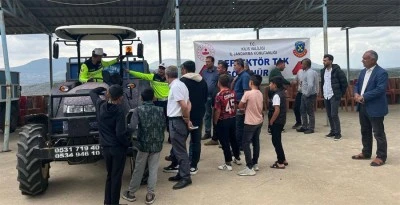 Trafik jandarmasından &ccedil;ift&ccedil;ilere hayati uyarılar