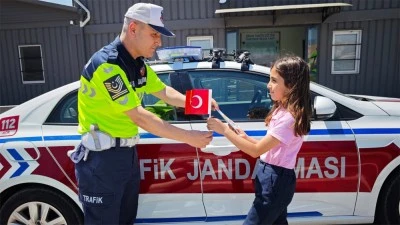 Trafik Jandarmasından &ccedil;ocuklara g&uuml;venli trafik dersi