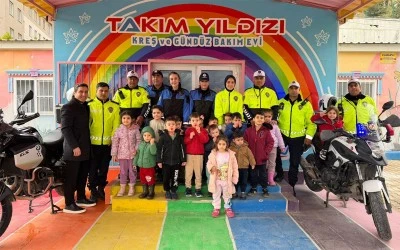 Trafik polisinden &ccedil;ocuklara uygulamalı eğitim 