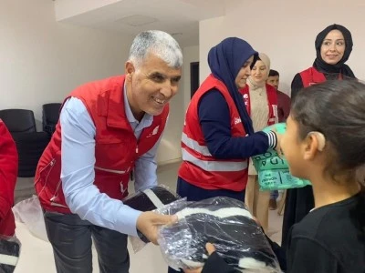 T&uuml;rk Kızılay Kilis Şubesi&rsquo;nden Atat&uuml;rk Ortaokulu &Ouml;ğrencilerine Kıyafet Yardımı