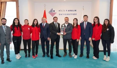 T&uuml;rkiye Şampiyonası&rsquo;ndan Kupayla D&ouml;nen Kros Takımından Rekt&ouml;r Akman&rsquo;a Ziyaret