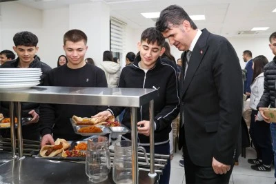 Vali Kalaylı, Berat Kandili&rsquo;nde &Ouml;ğrencilerle İftar Yaptı