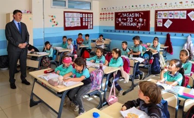 Vali Kalaylı &ouml;ğretmen ve &ouml;ğrencilerle bir araya geldi