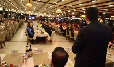Vali Kalaylı g&uuml;venlik g&uuml;&ccedil;leriyle iftar sofrasında buluştu
