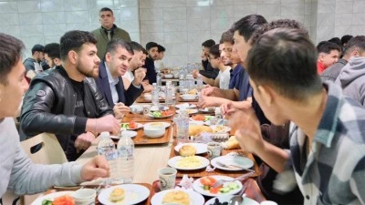 Vali Kalaylı ilk g&uuml;n &ouml;ğrencilerle ikinci g&uuml;n polislerle sahur yaptı