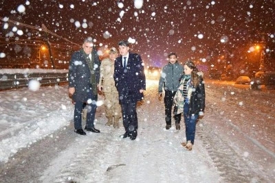 Vali Kalaylı, kar n&ouml;betindeki kahramanlarla g&ouml;r&uuml;şt&uuml;