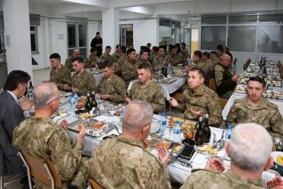 Vali ve Komutan hudut karakolunda askerlerle iftarda buluştu