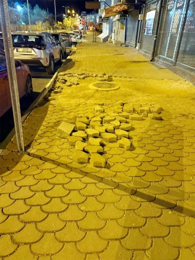 Vatandaşlar kaldırımların bir an &ouml;nce tadilattan ge&ccedil;irilmesini istiyor