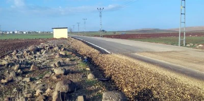 Yılanca K&ouml;y&uuml; yol &ccedil;alışmalarında asfaltlama 500 metre kala yarıda kaldı
