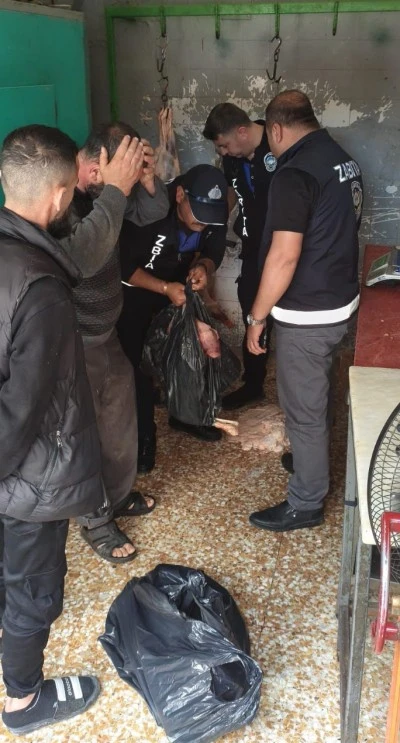 Zabıta'dan halk sağlığı ile oynayanlara ge&ccedil;it yok! Sahte m&uuml;h&uuml;r vuran kasabın d&uuml;kkanı kapatıldı