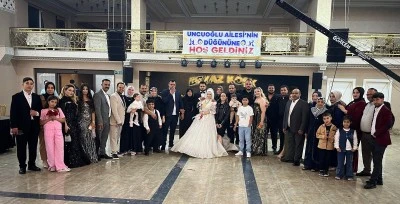 Zeynep Yılmaz ve Kadirhan Uncuoğlu d&uuml;nya evine girdi
